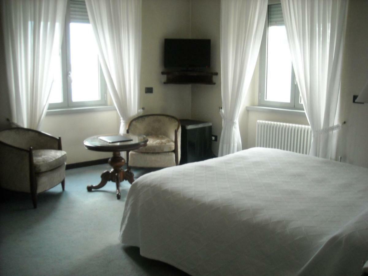 Superior Double or Twin Room Front Lake View