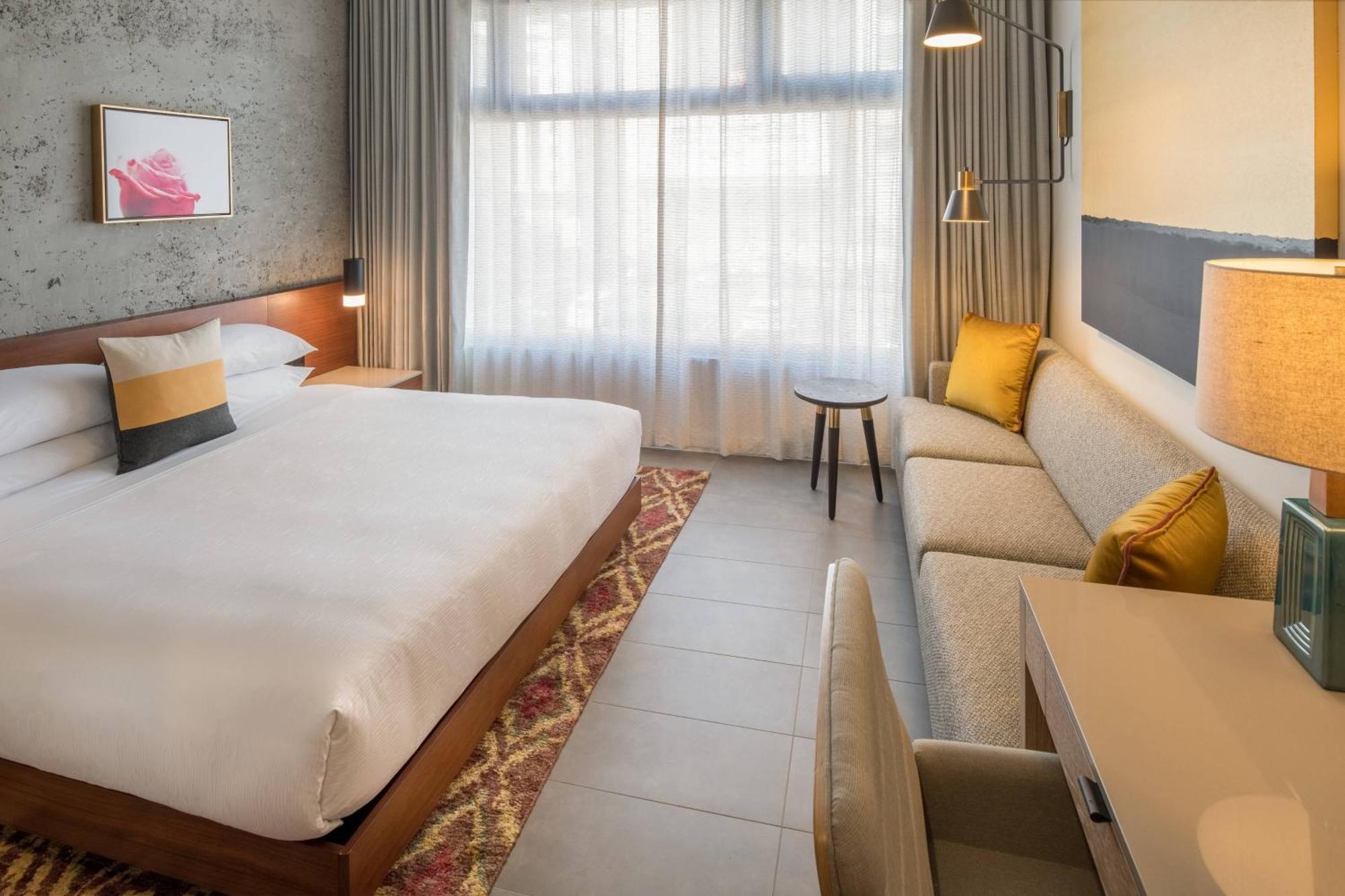 Deluxe King Room City View