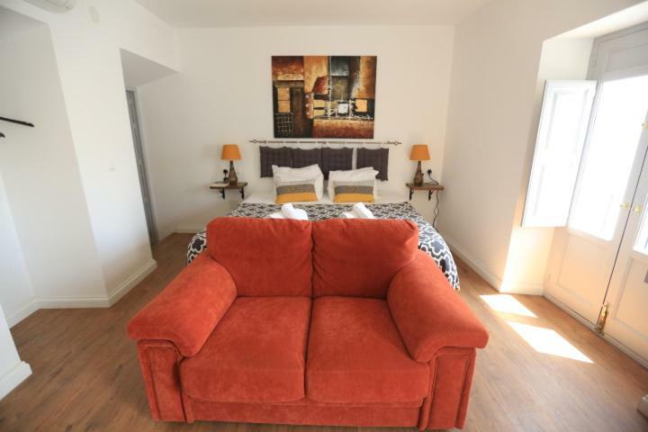 Seven-Bedroom House,798725928:JPEG