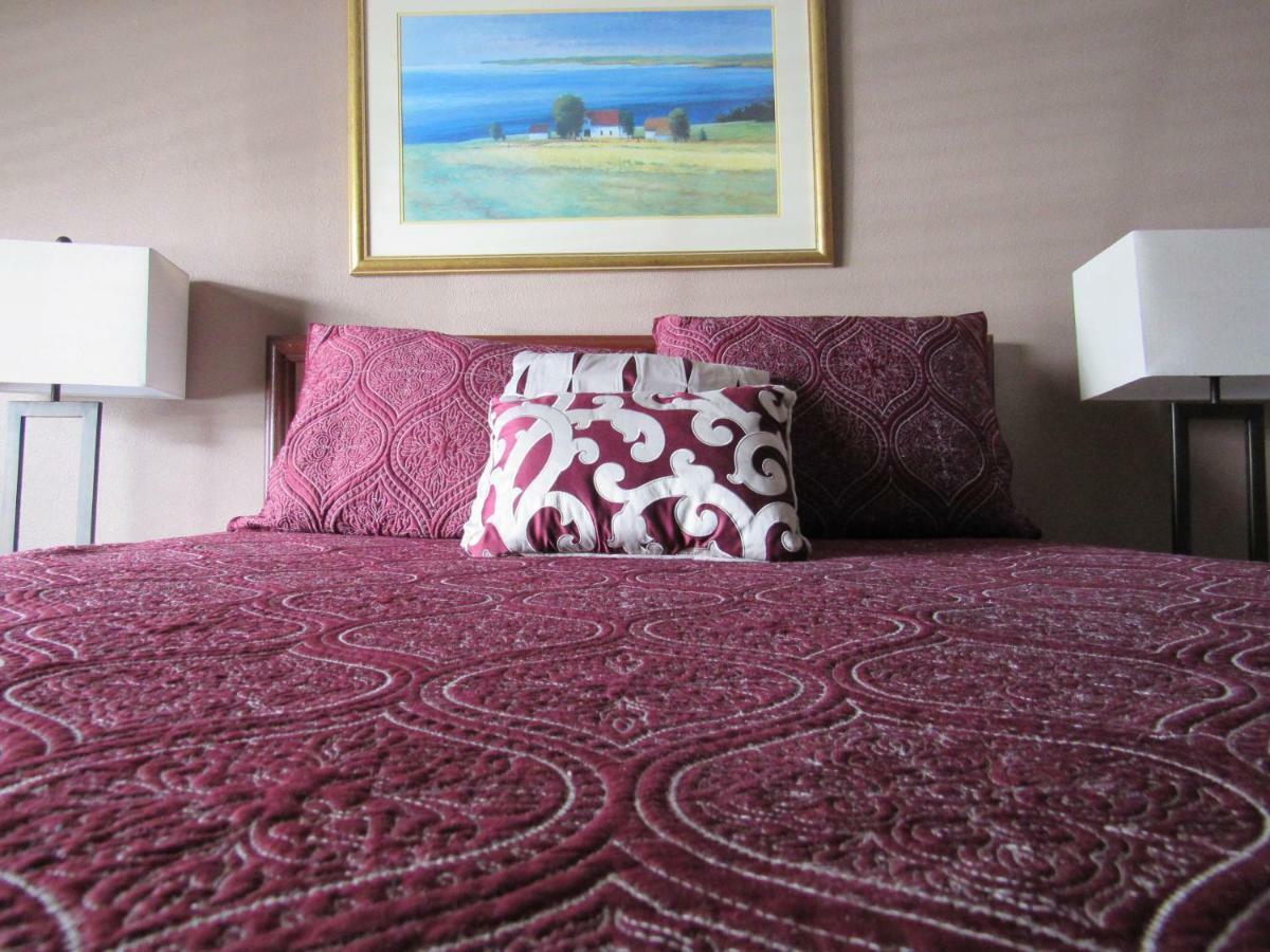 Queen Room Garden View