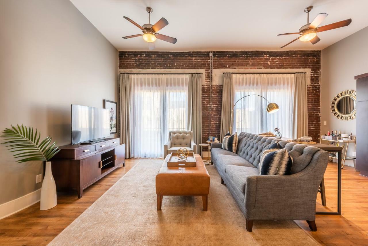 Luxury One-Bedroom Suite Terrace