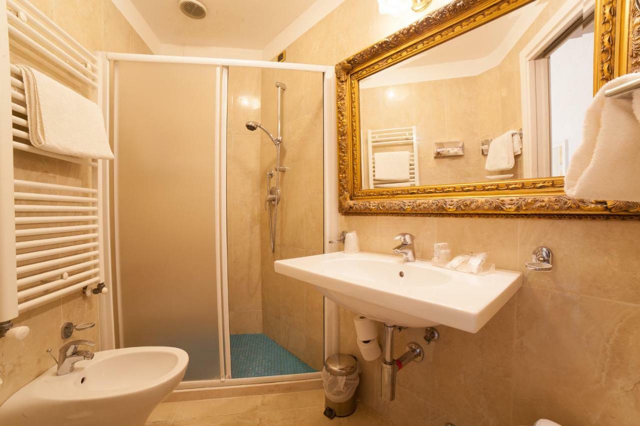 Double or Twin Room Sea View