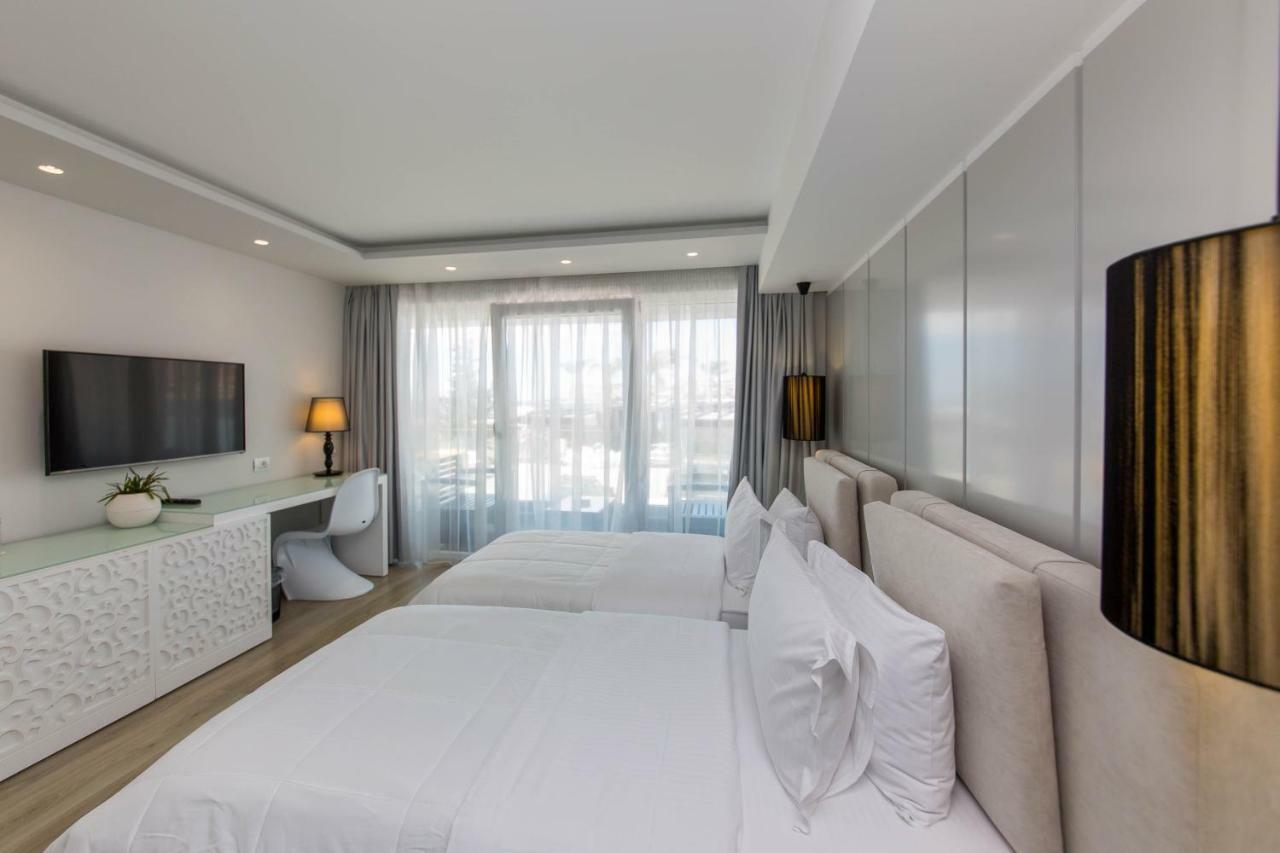 Double or Twin Room Side Sea View