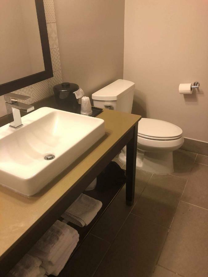 Queen Room - Non-Smoking,806087850:JPEG