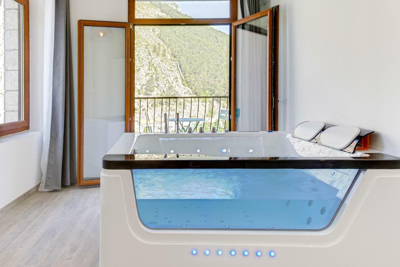 Deluxe Suite Spa Bath