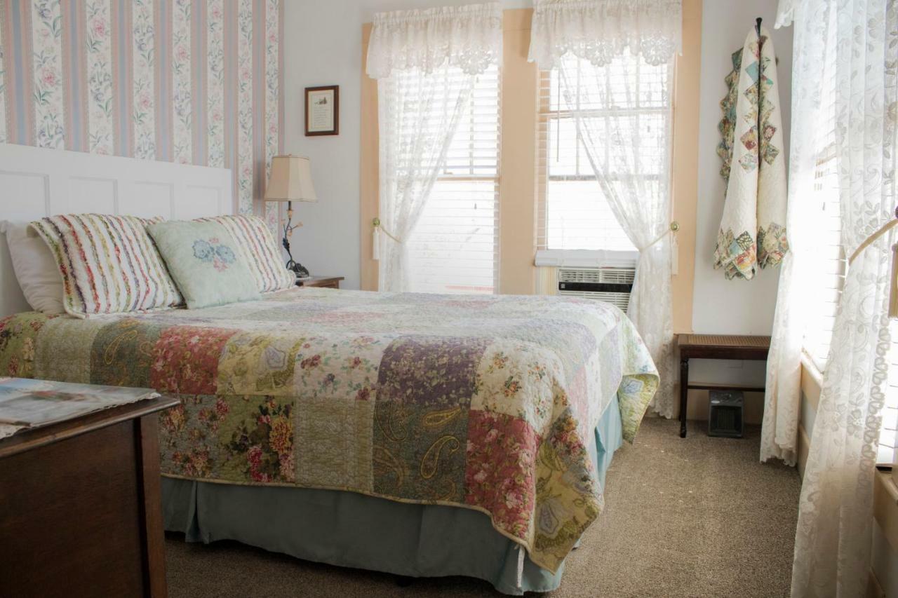 Deluxe Queen Suite