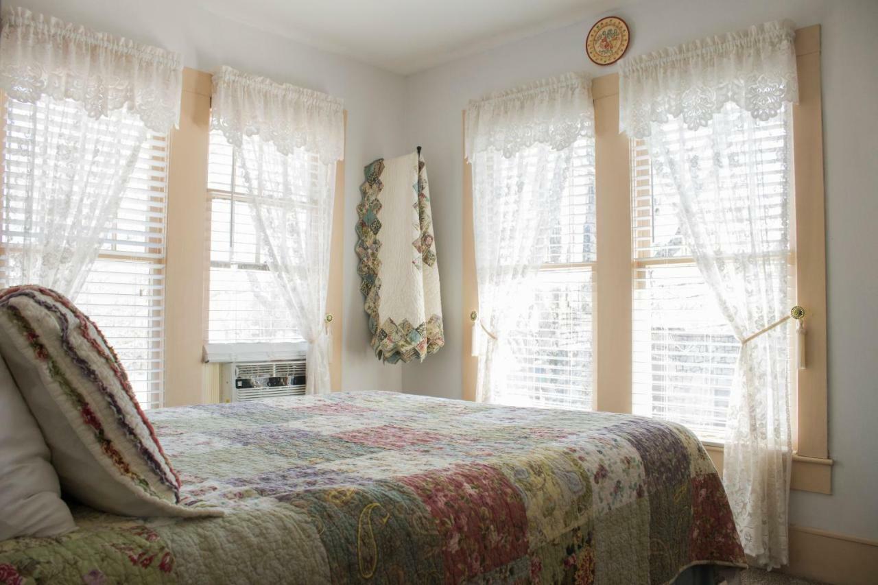 Deluxe Queen Suite