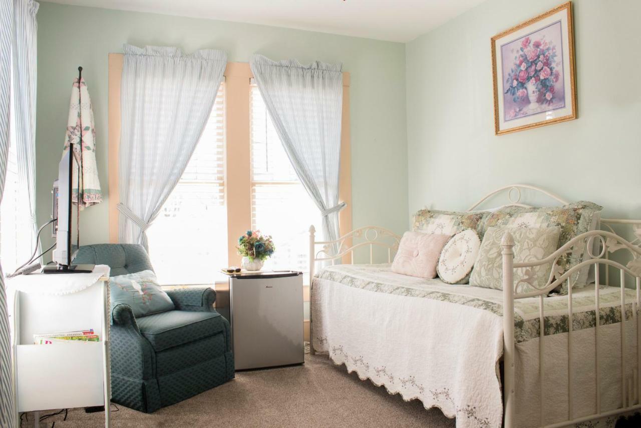 Deluxe Queen Suite