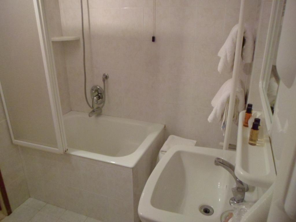 Small Double Room,215152592:JPEG