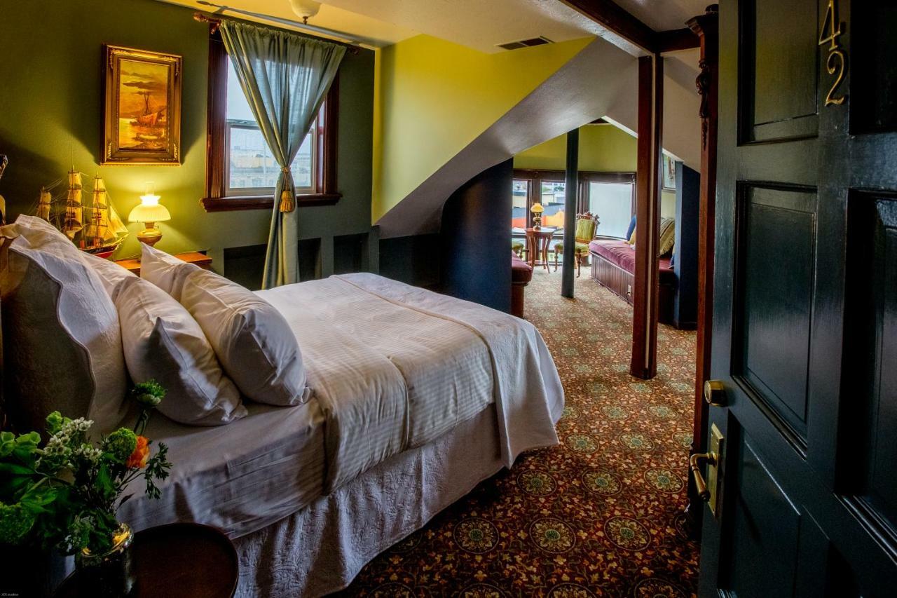 Deluxe Queen Room
