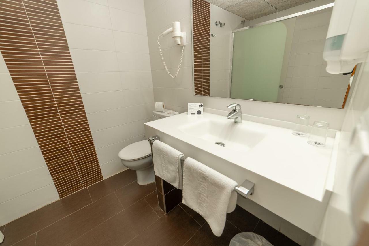 Habitación Cuádruple (3 adultos + 1 niño)