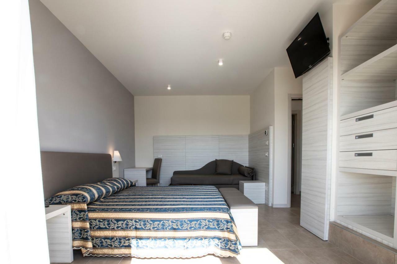 Deluxe Triple Room,813409104:JPEG