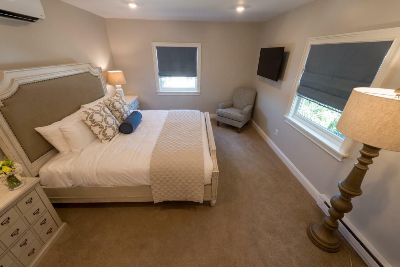 Room 11 – King Room Sofa Bed