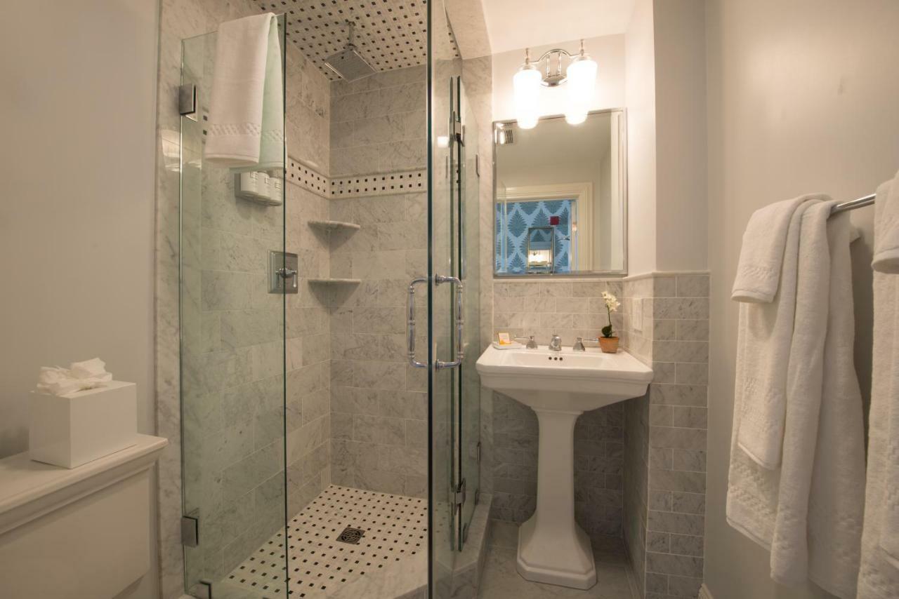 Room 7 – Queen Room