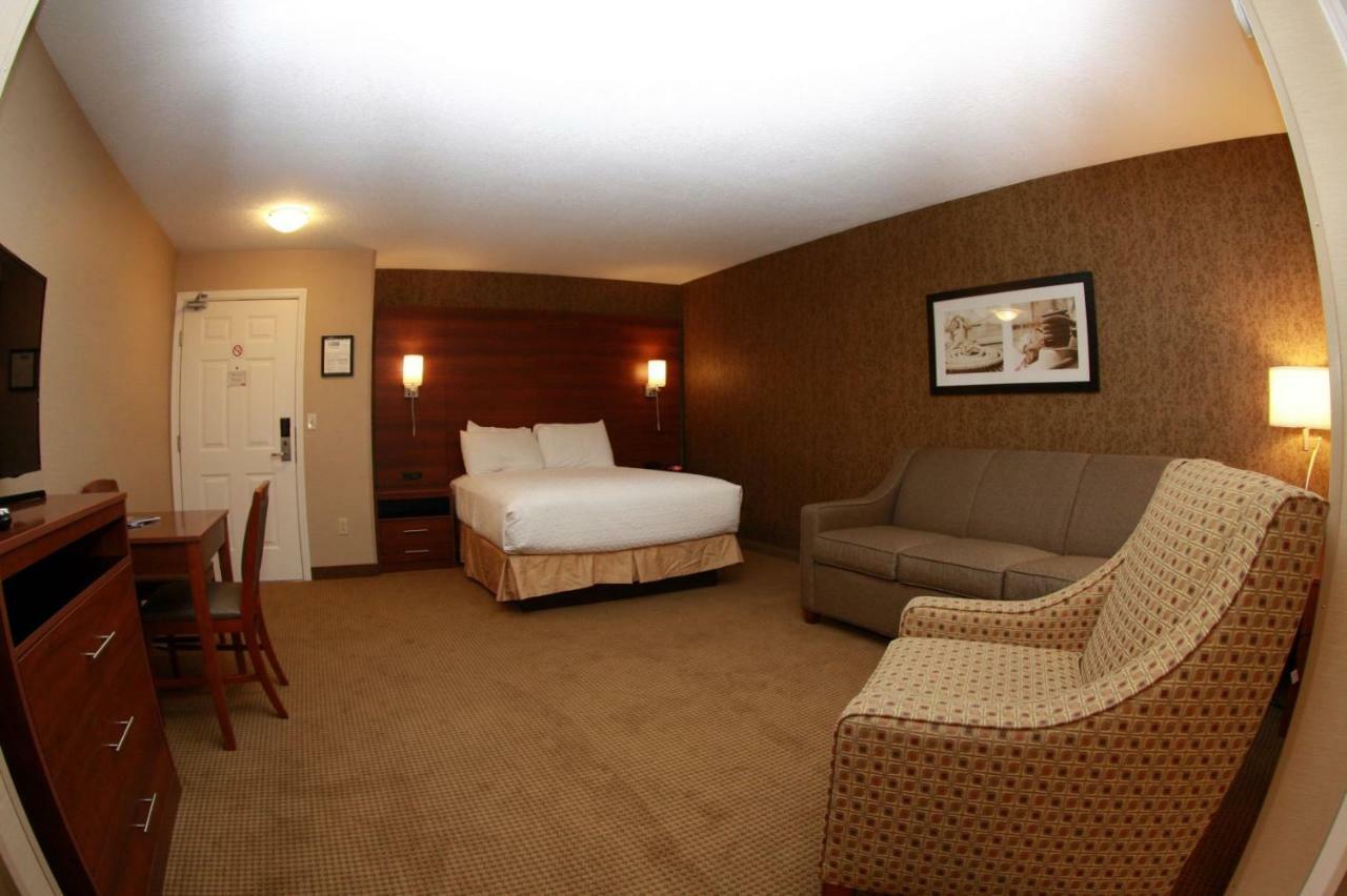 Two-Bedroom Queen Suite