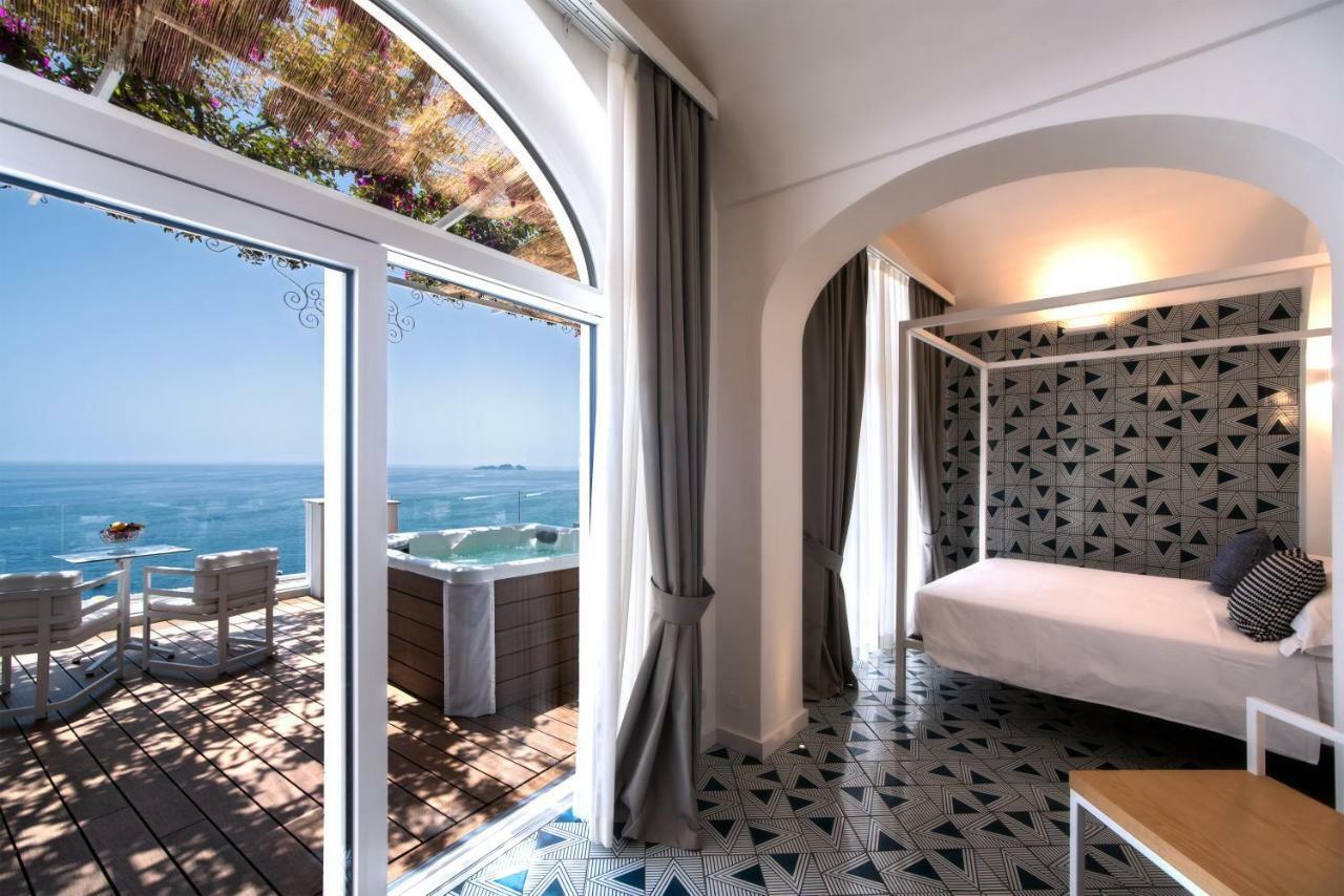 Deluxe Suite Spa Bath