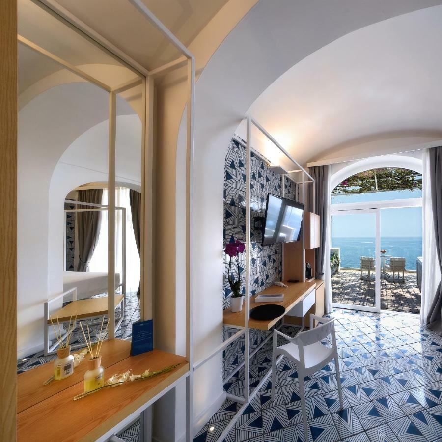 Deluxe Suite Spa Bath