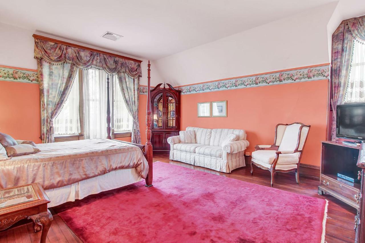 Deluxe Queen Suite