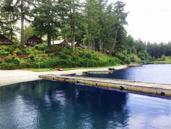 Lake Front 2 bedroom Cabin Bath
