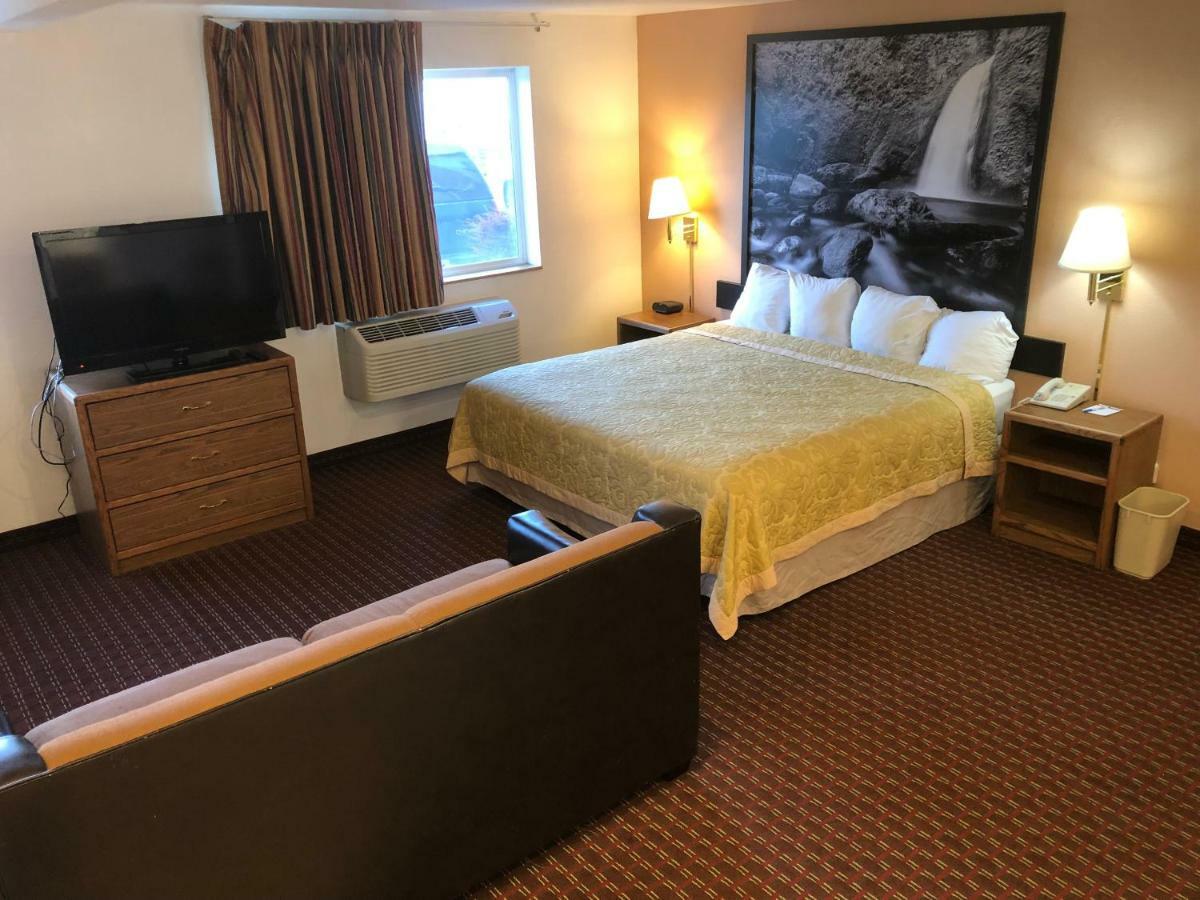 Deluxe King Studio Suite - Non-Smoking