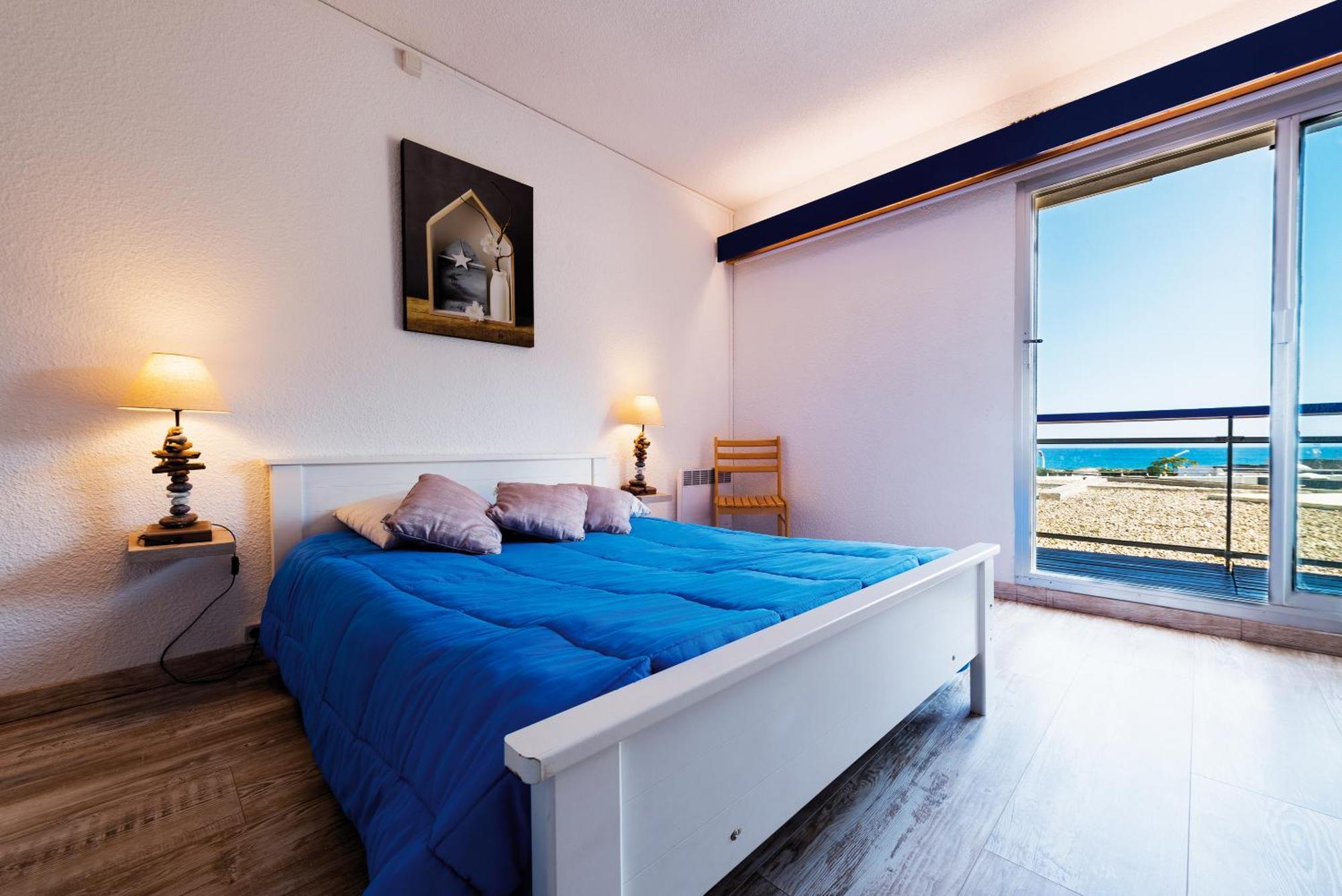 Apartment Pool or Sea Side