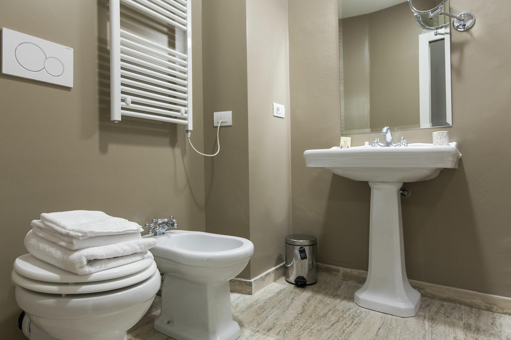 Quarto Individual com Casa de Banho Privativa