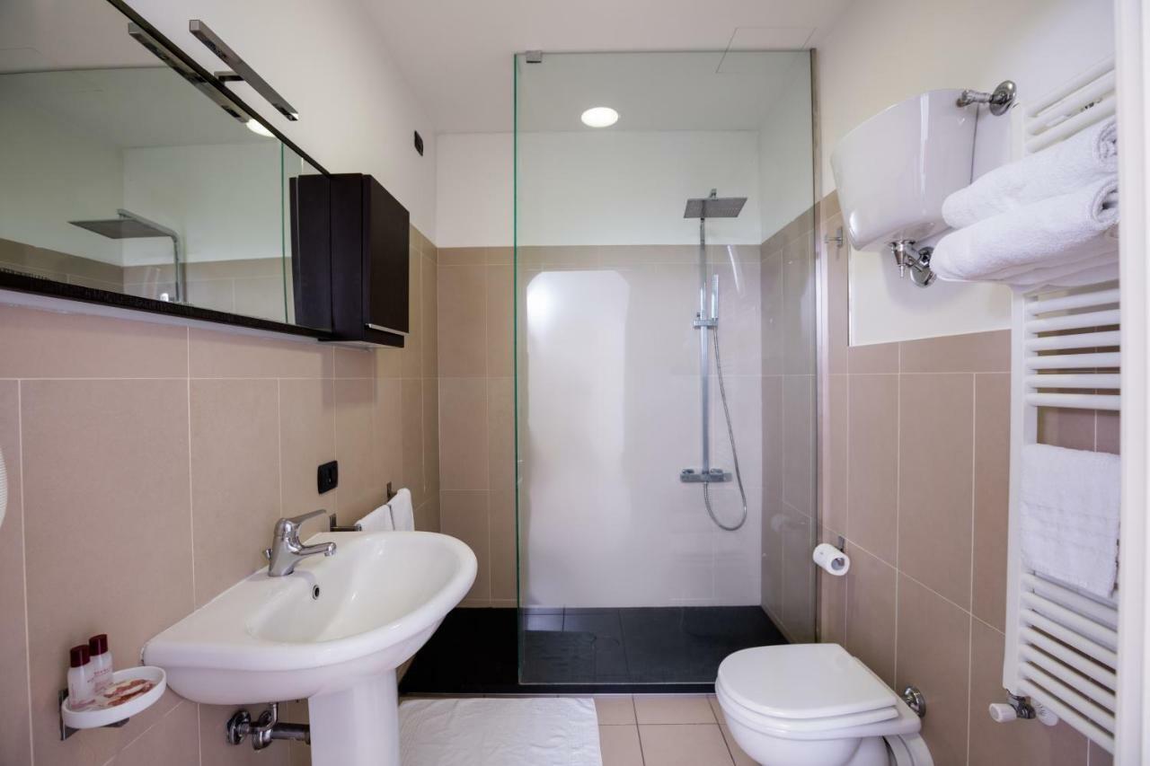 Deluxe One-Bedroom Apartment