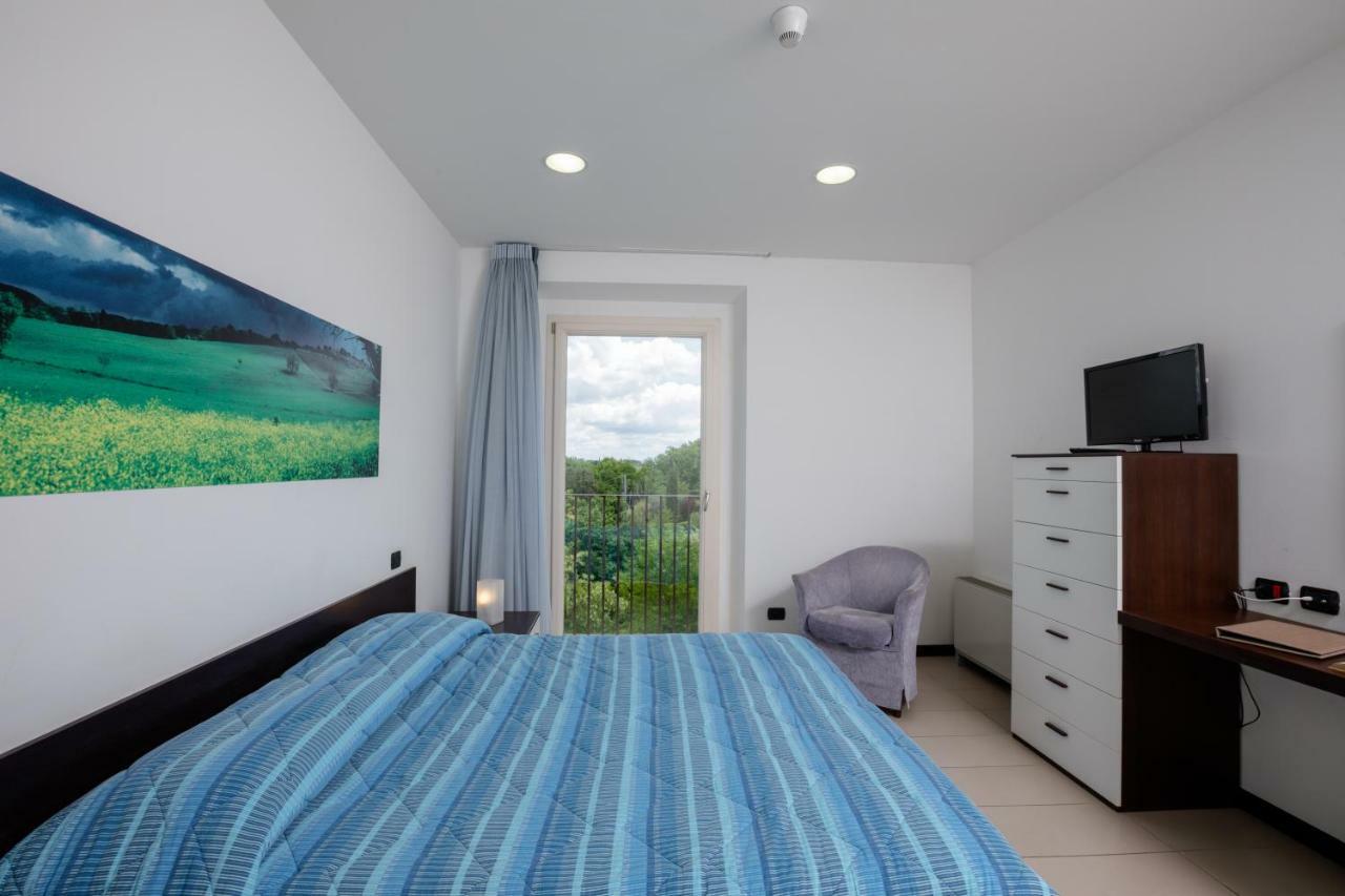Deluxe One-Bedroom Apartment