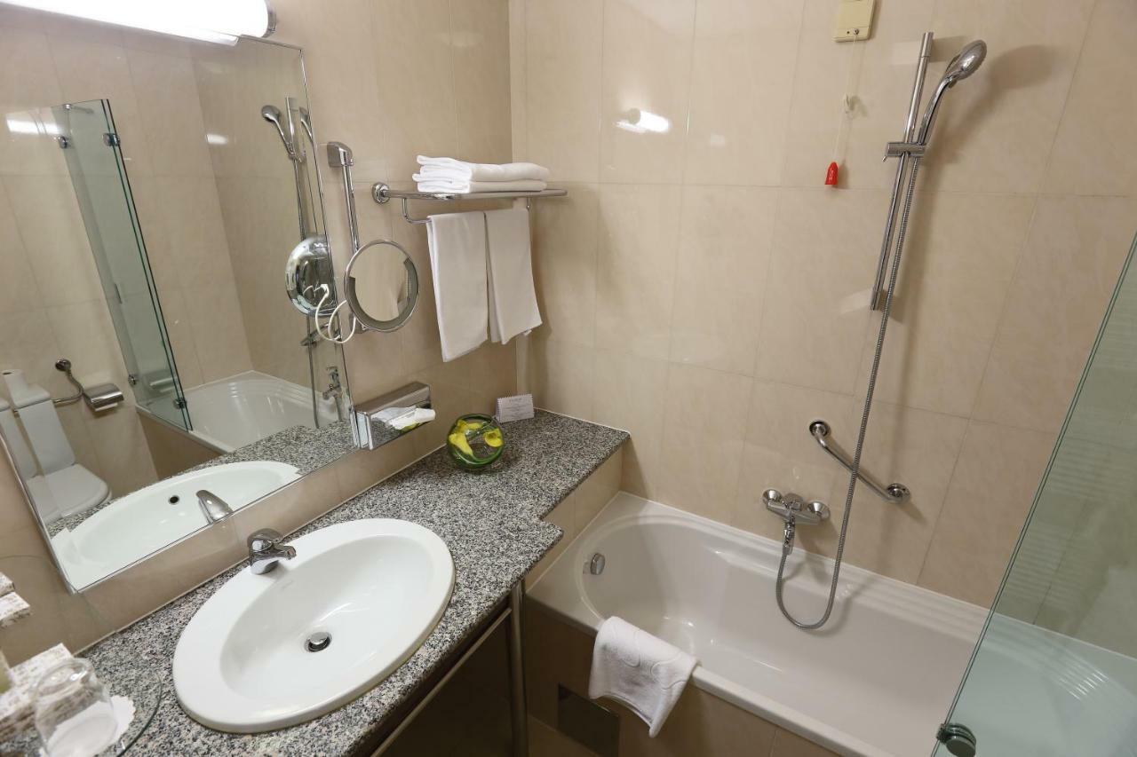 Double or Twin Room Balcony Lake View,996585472:JPEG