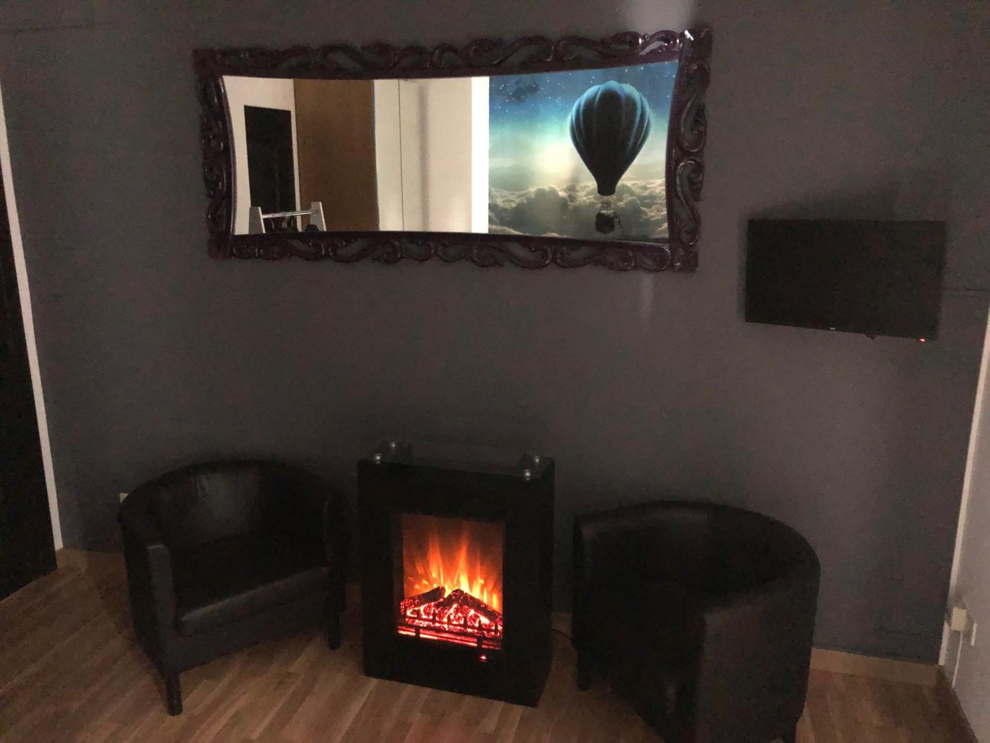 Habitación con cama grande y vistas