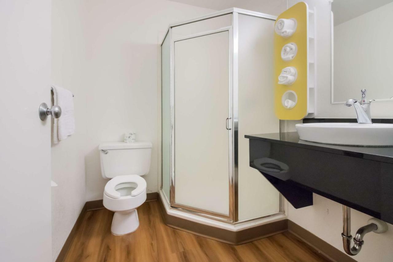 1 Queen Bed | Non-Smoking Micfridge