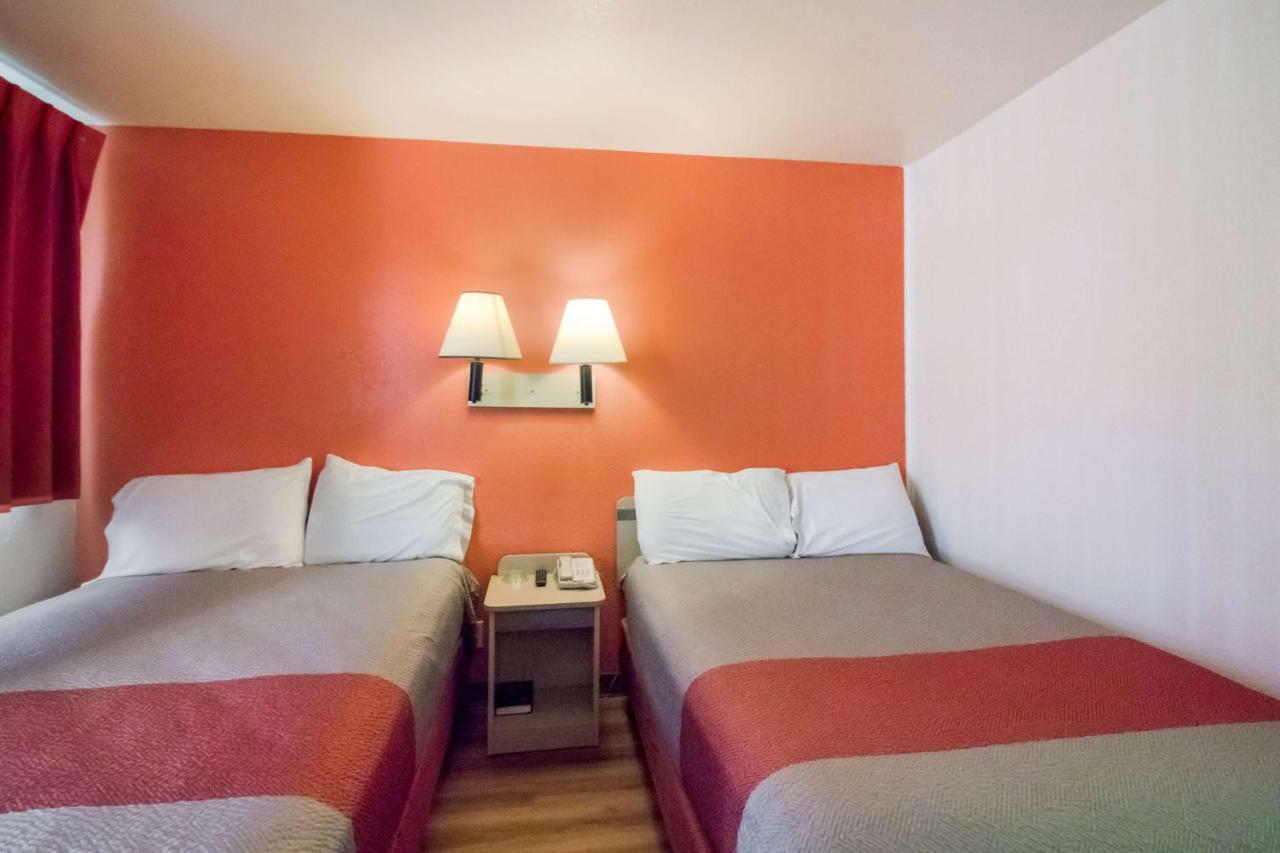 2 Full Beds | Non-Smoking Micfridge