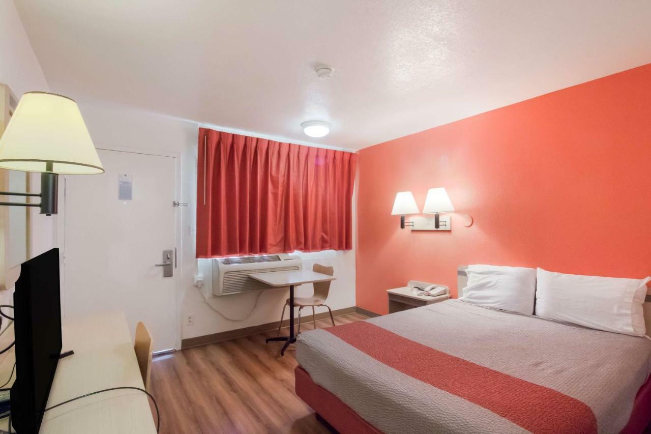 1 Queen Bed | Non-Smoking Micfridge