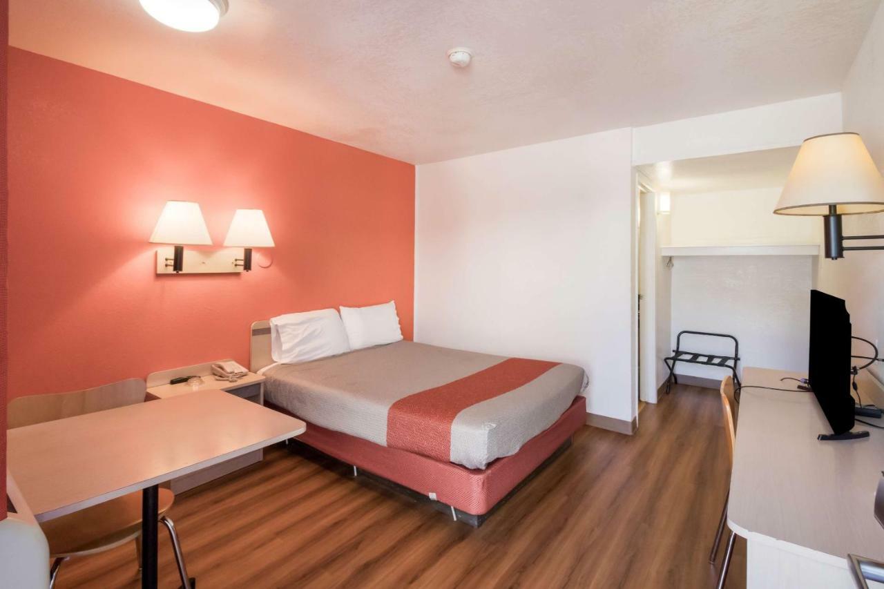 1 Queen Bed | Non-Smoking Micfridge