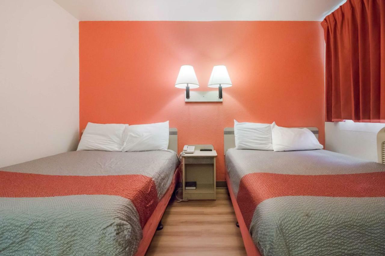 2 Full Beds | Non-Smoking Micfridge