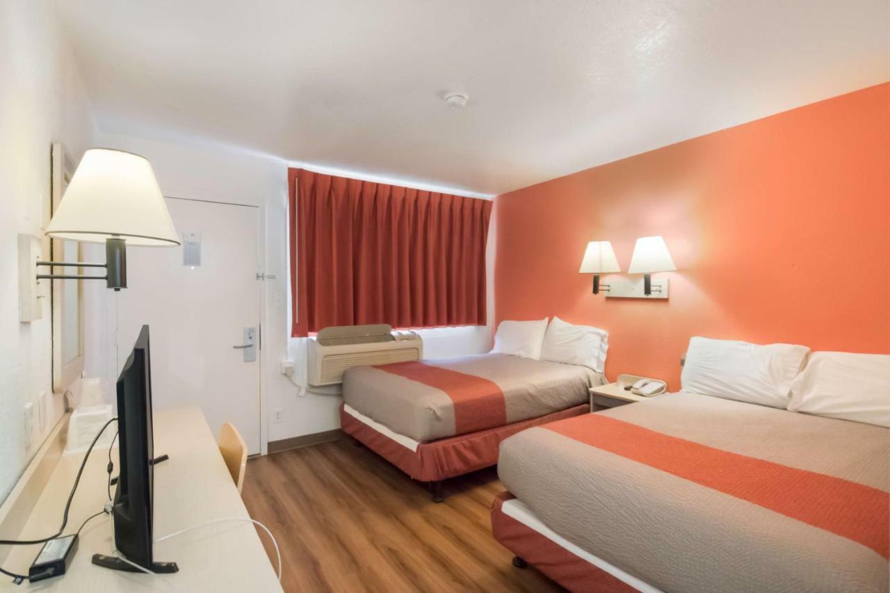 2 Full Beds | Non-Smoking Micfridge