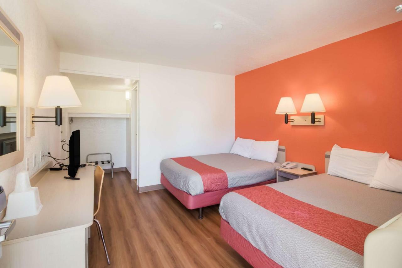 2 Full Beds | Non-Smoking Micfridge