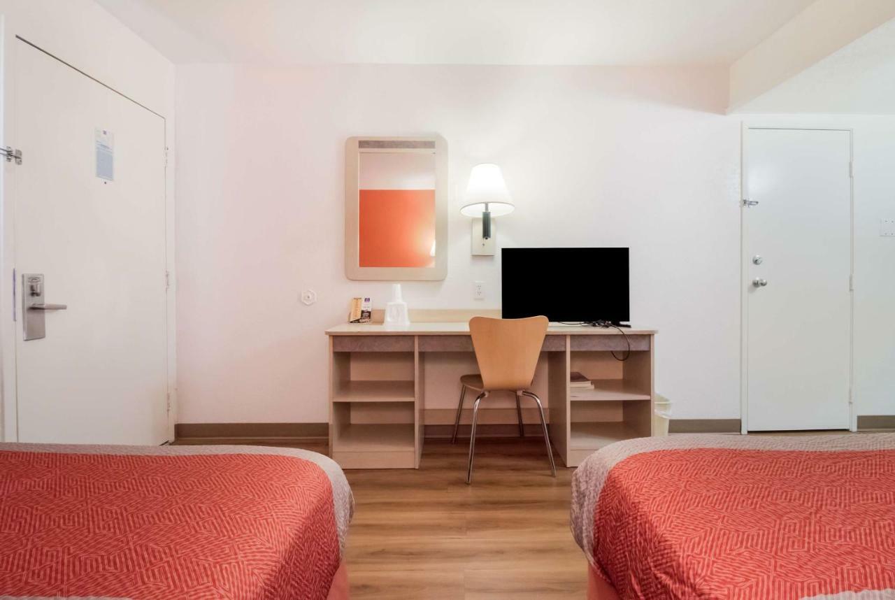 2 Full Beds | Non-Smoking Micfridge