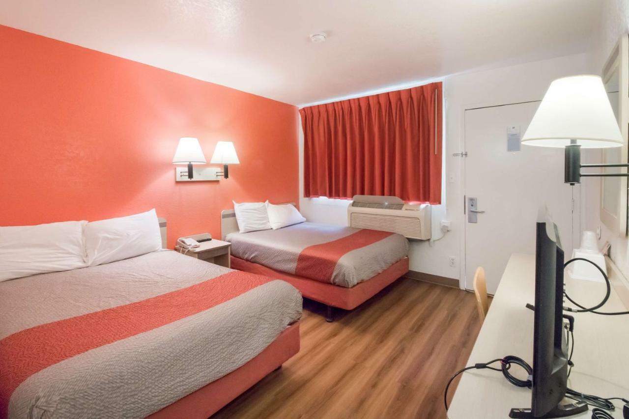 2 Full Beds | Non-Smoking Micfridge