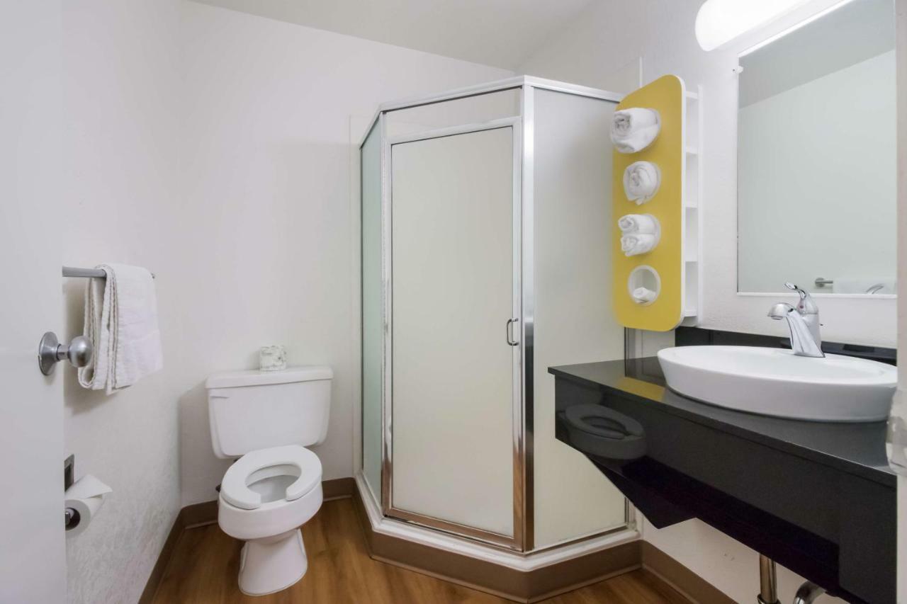 2 Full Beds | Non-Smoking Micfridge