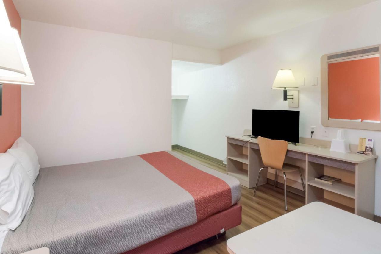 1 Queen Bed | Non-Smoking Micfridge