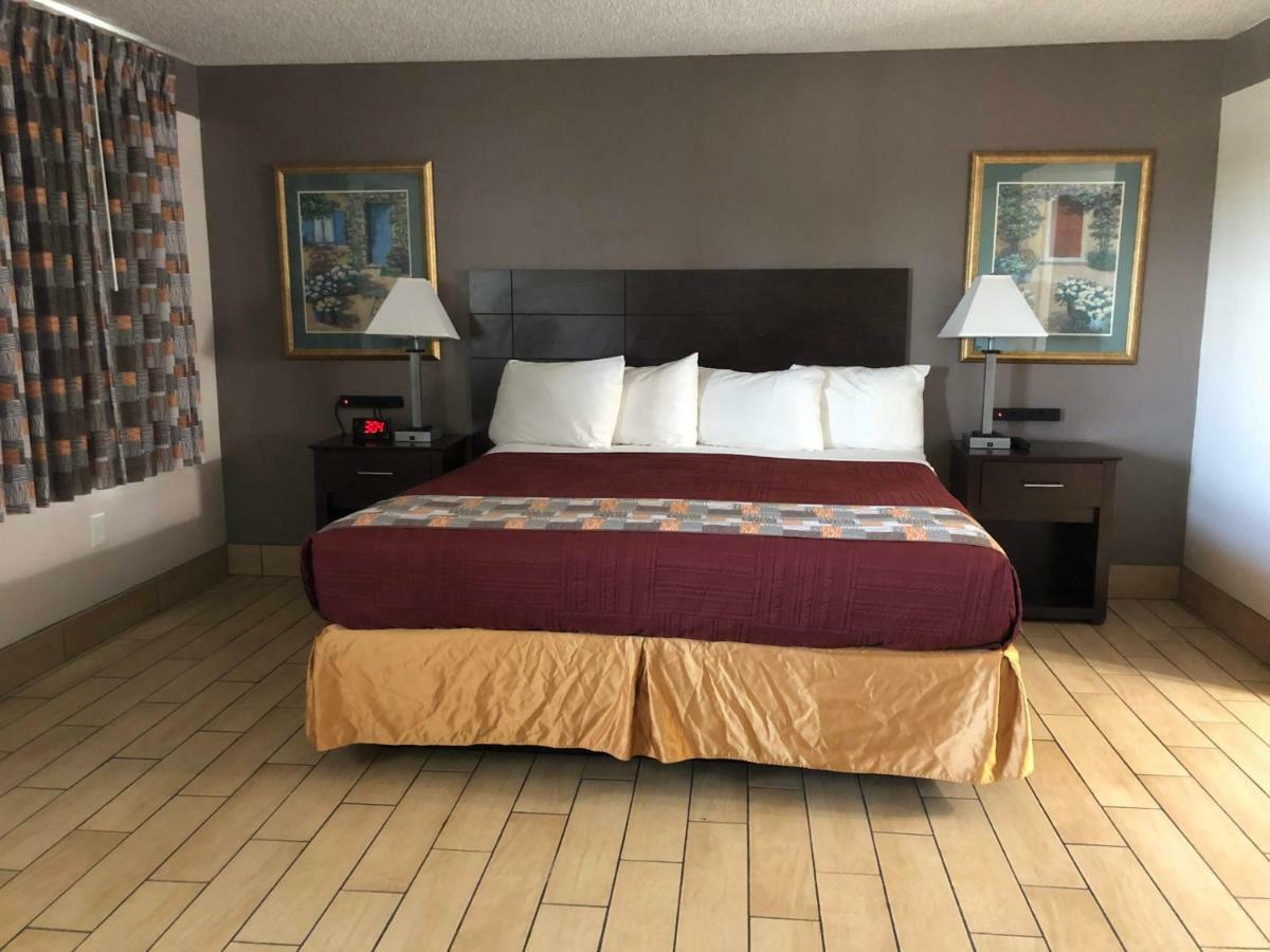 Standard King Room King Bed-Non Smoking