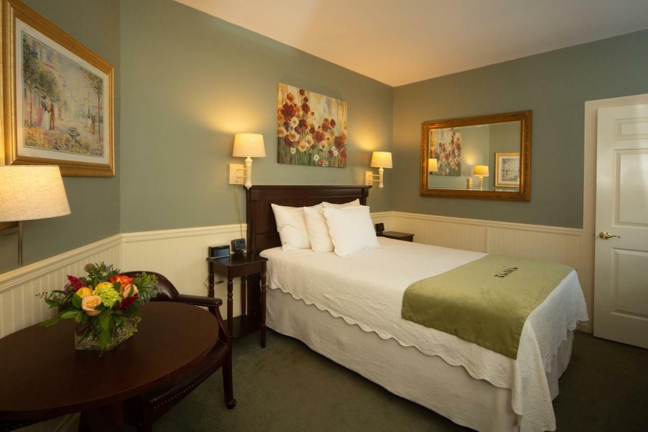 Queen Room with Private Bathroom