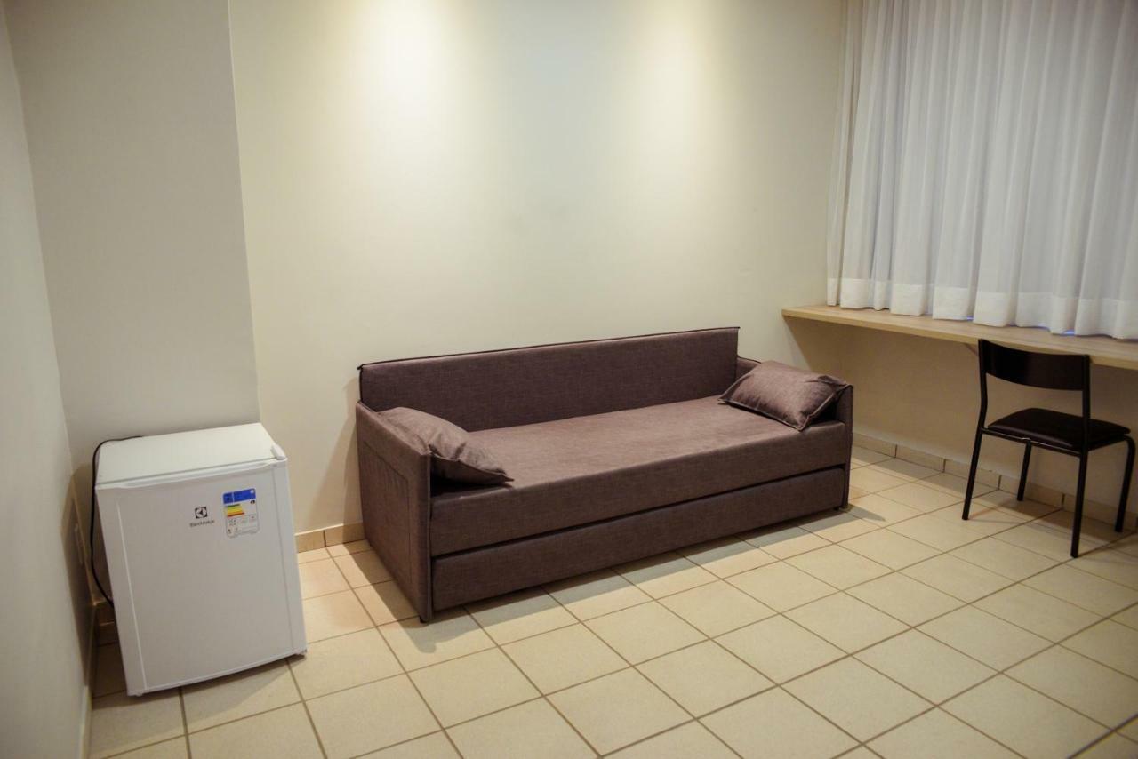 Quarto Grande com 2 Camas de Solteiro