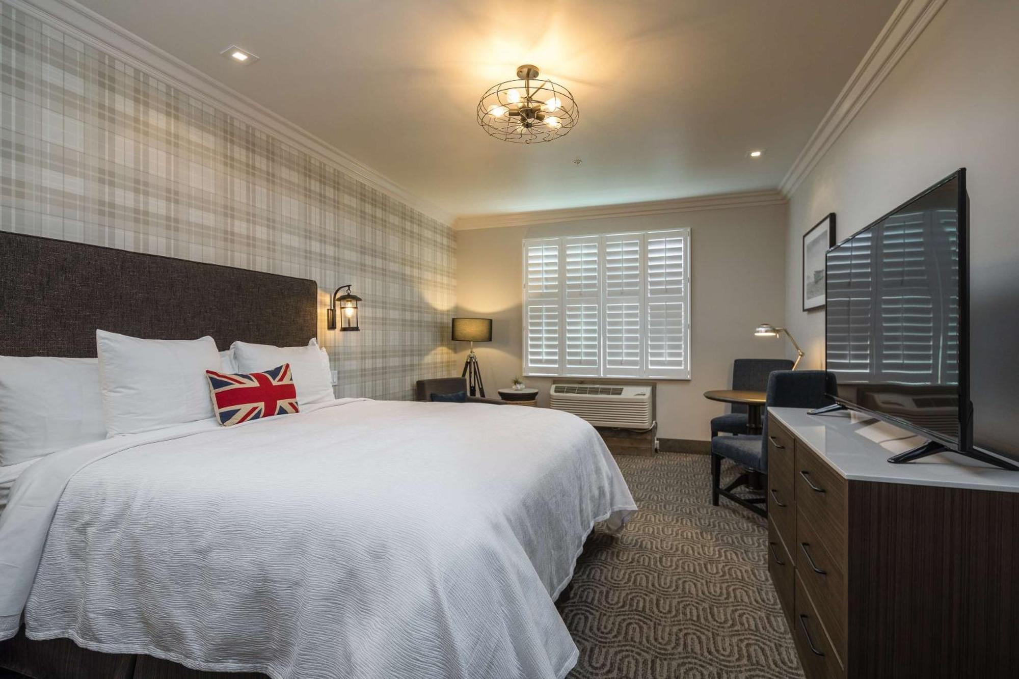 Queen Room with Two Queen Beds and Roll-In Shower - Disability Access/Non-Smoking