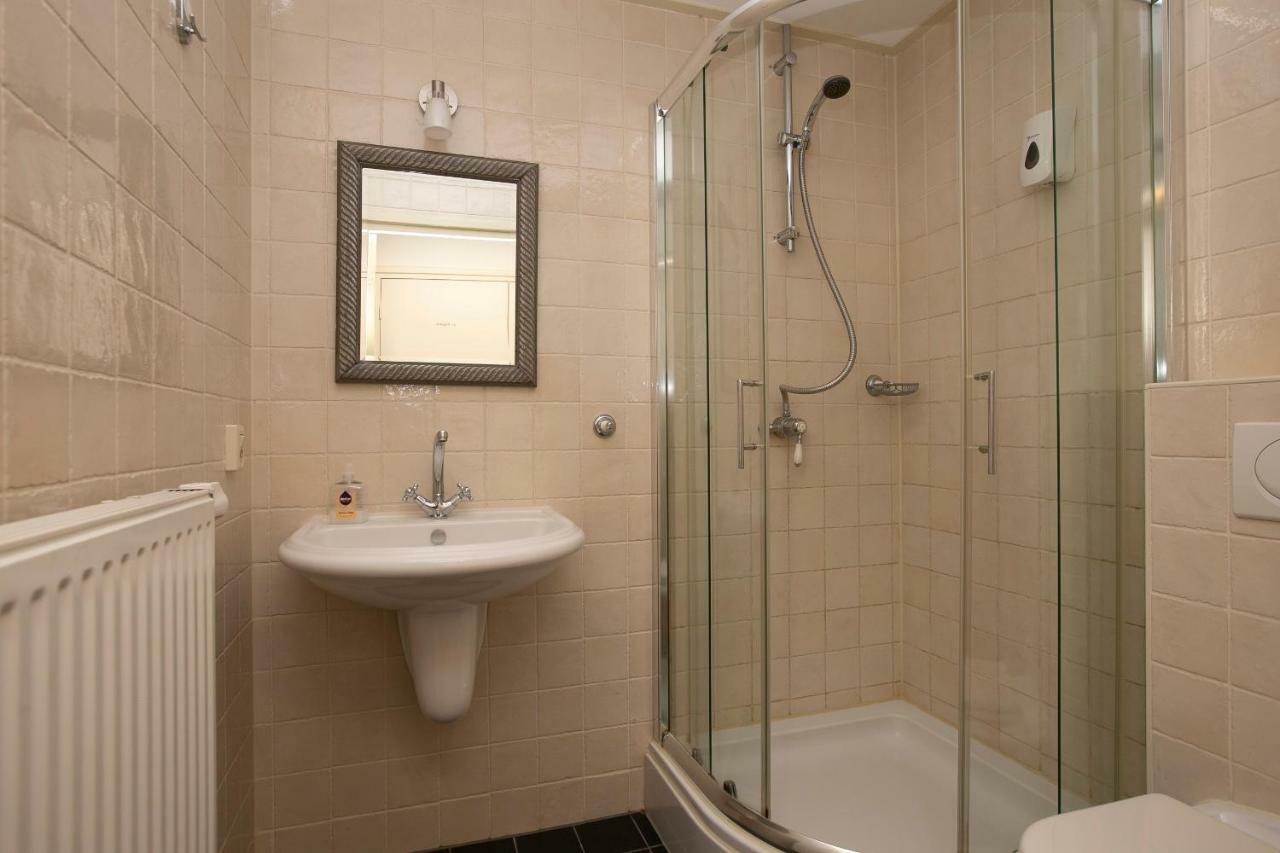 Single Room Private External Bathroom
