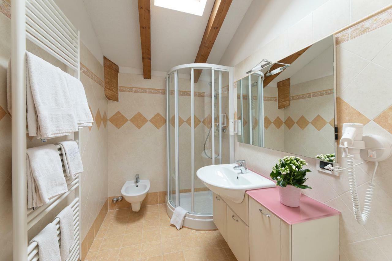 Family Room with Balcony,1170339619:JPEG