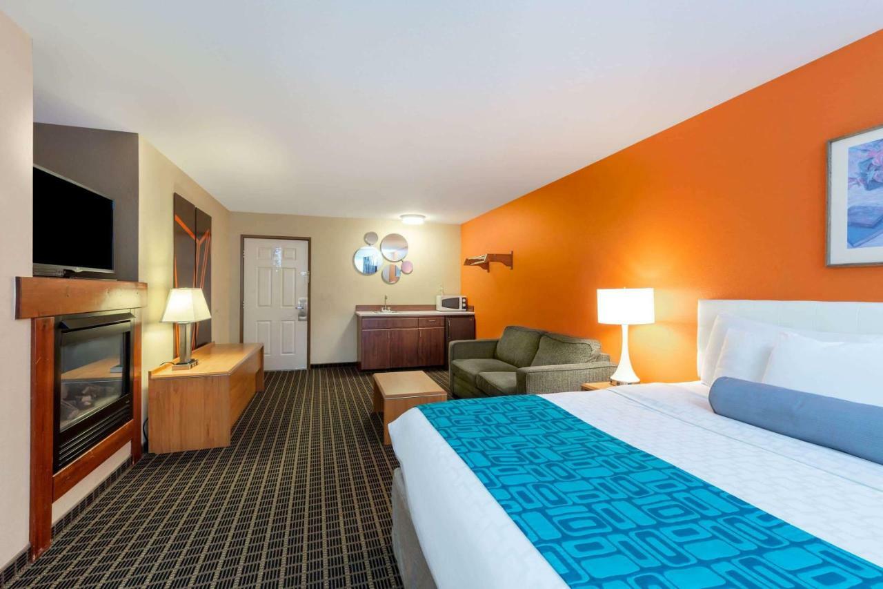 Deluxe King Room Fireplace Non-Smoking No Pets