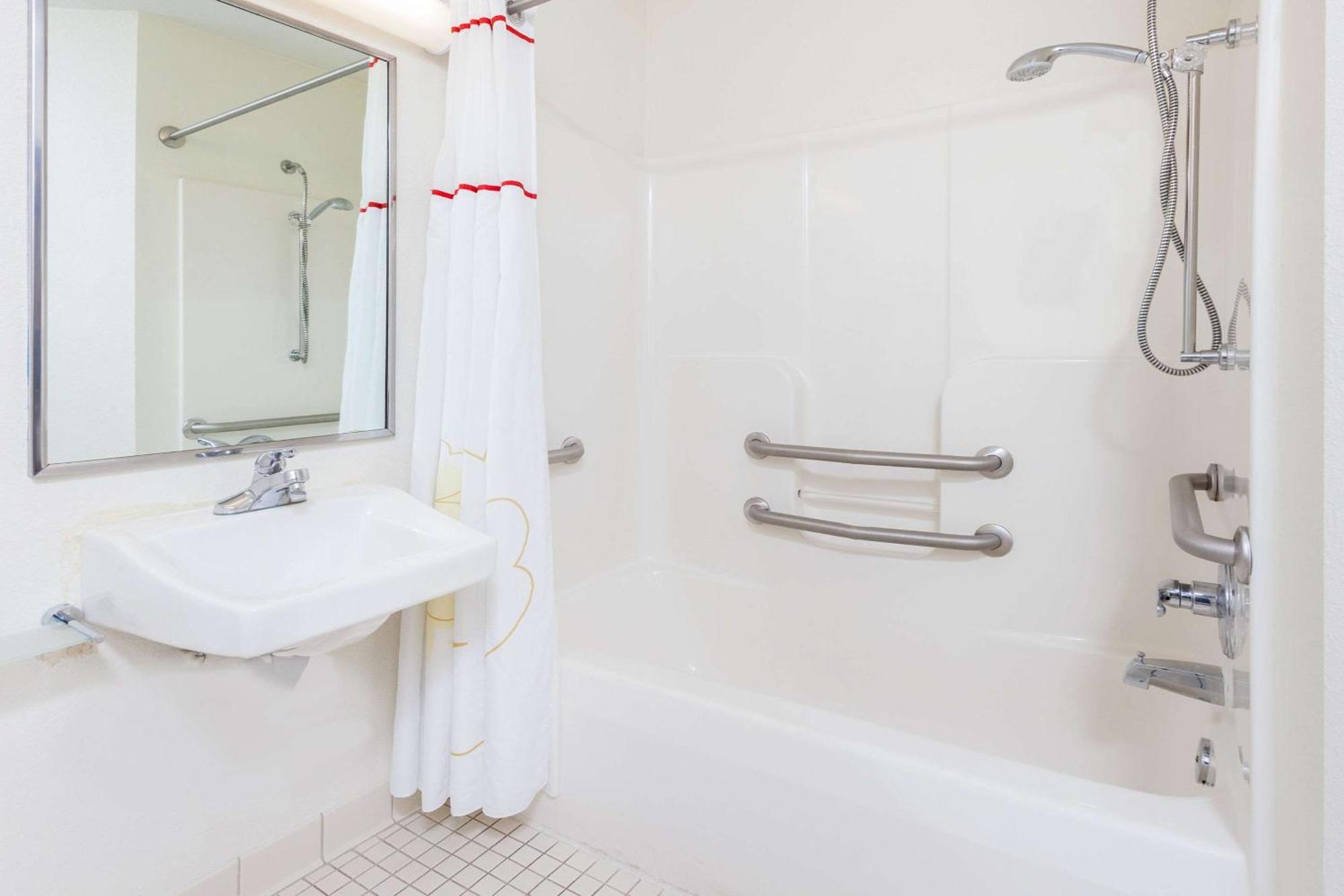 Queen Suite with Accessible Tub and Sofabed - Accessible/Non Smoking