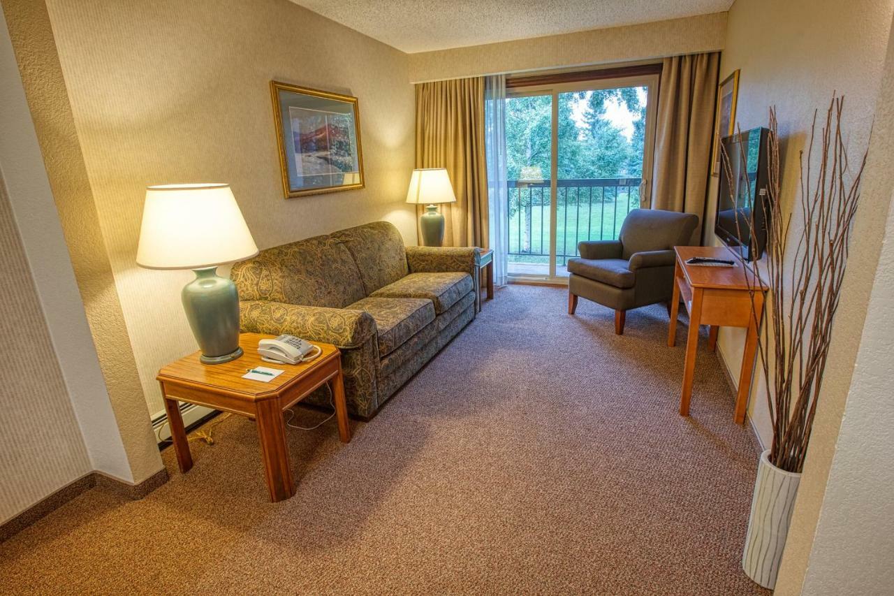 Deluxe Queen Suite